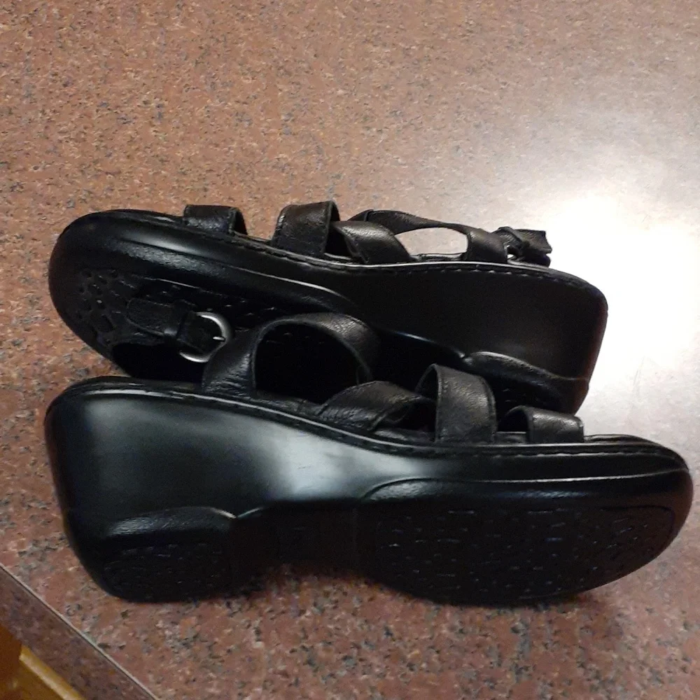 brand new! boc leather wedge sandals  black size 8m  never worn! - Picture 4 of 5